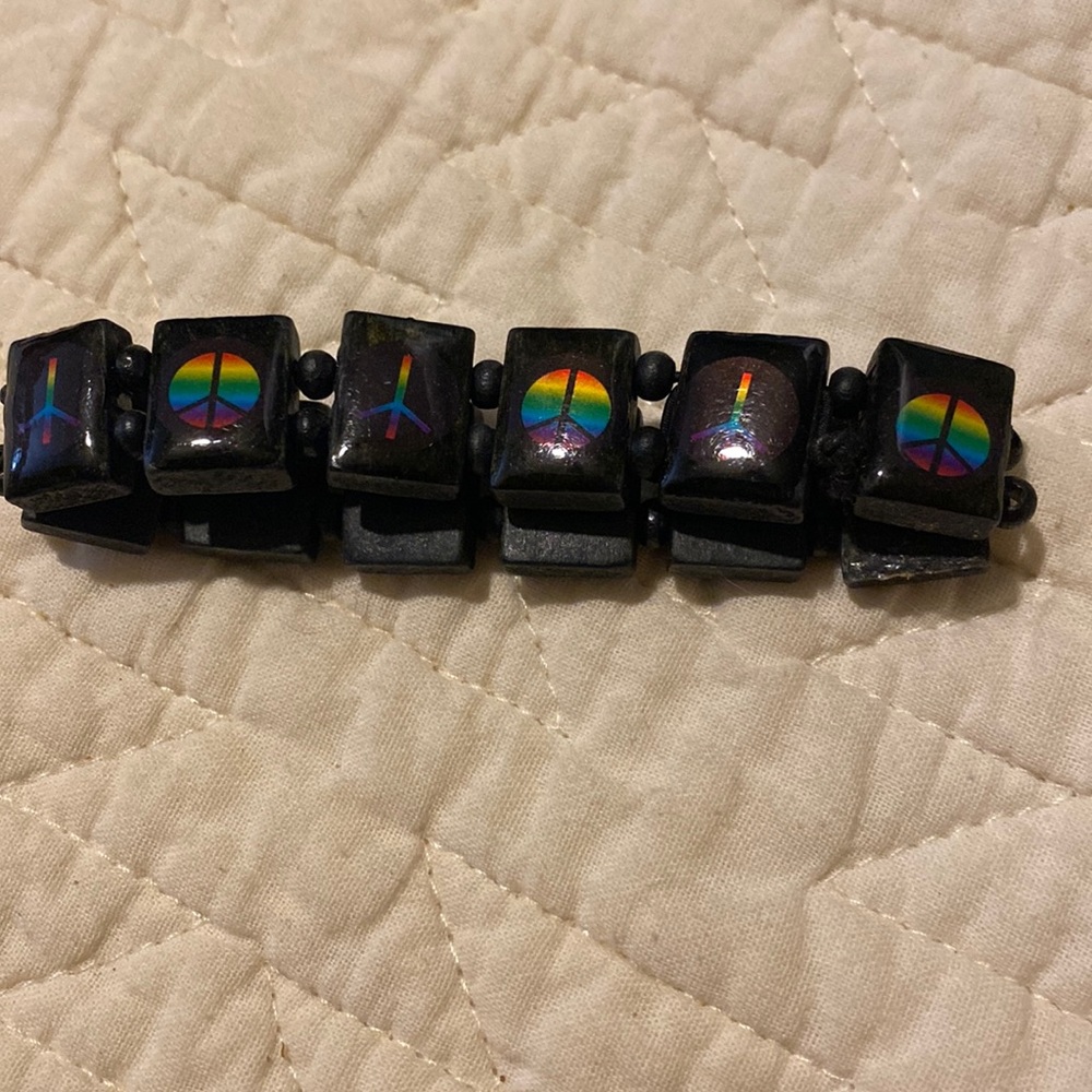Bracelet with wooded peace signs